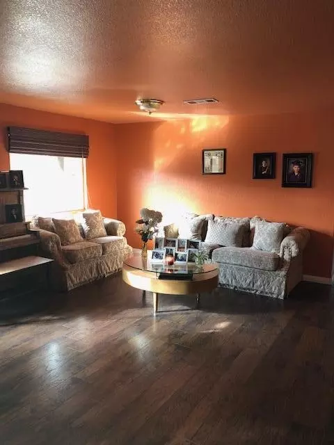 45553 Robinson Dr, Lancaster, CA 93535 photo 4