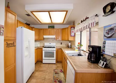 44910 Caboose Dr, Lancaster, CA 93535 photo 2