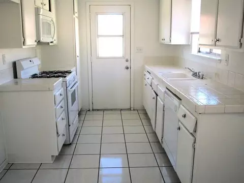 37737 Silk Tree Ln, Palmdale, CA 93550 photo 2