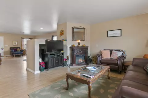 45129 Parkview Ln, Lancaster, CA 93535 photo 9