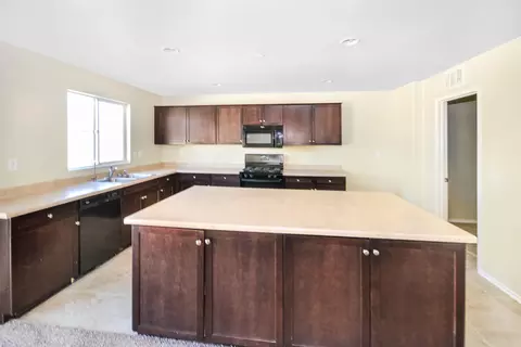 3621 Emerald Ln, Lancaster, CA 93535 photo 4