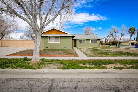 45401 Lorimer Ave, Lancaster, CA 93534 photo 2