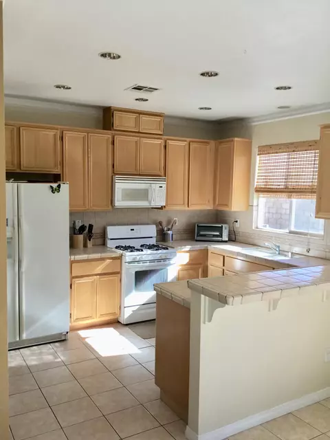 1816 Lingard St E, Lancaster, CA 93535 photo 2