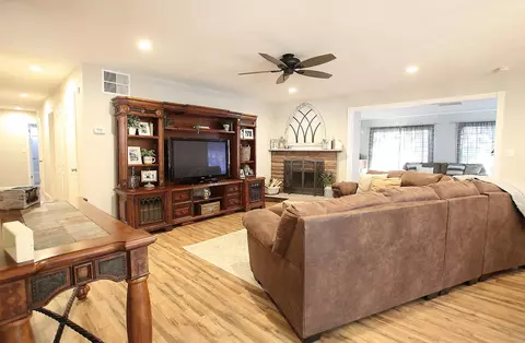 44946 Camolin Ave, Lancaster, CA 93534 photo 2