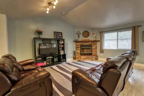 29150 Angus Ct, Tehachapi, CA 93561 photo 3