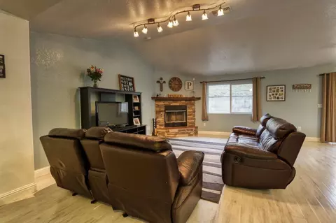 29150 Angus Ct, Tehachapi, CA 93561 photo 2
