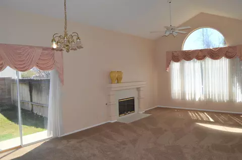 1519 Thomas Dr, Lancaster, CA 93535 photo 4
