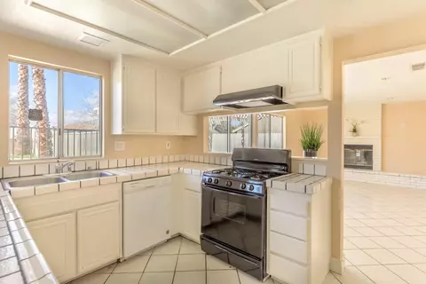 37317 Fullmoon St, Palmdale, CA 93550 photo 2