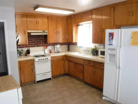 206 Bartlett St, Tehachapi, CA 93561 photo 3