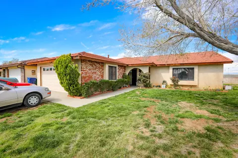 44941 Laszlo St, Lancaster, CA 93534 photo 2