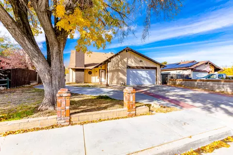 44549 Gillan Ave, Lancaster, CA 93535 photo 2