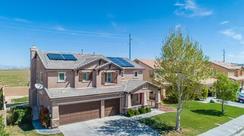 4757 Jade Ct, Lancaster, CA 93536 photo 2