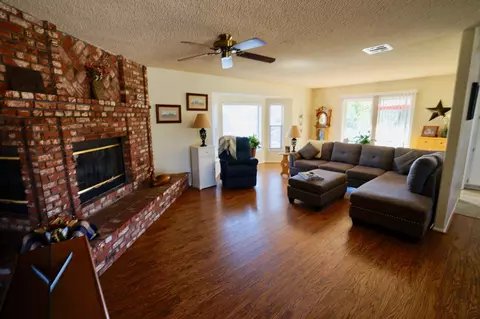 27760 Hialeah Dr, Tehachapi, CA 93561 photo 2