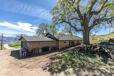 29801 Horsethief Dr, Tehachapi, CA 93561 photo 3