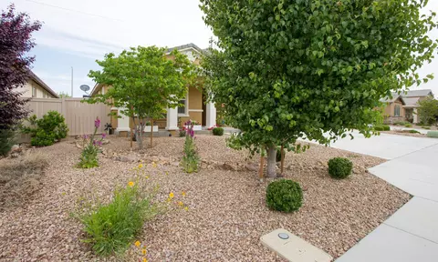 3553 Emerald Ln, Lancaster, CA 93535 photo 2