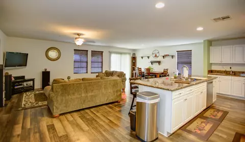 3553 Emerald Ln, Lancaster, CA 93535 photo 4
