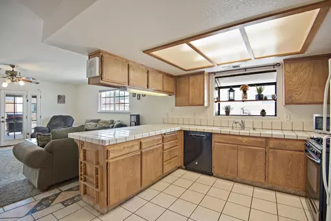 1048 Herzel Ave, Lancaster, CA 93535 photo 5