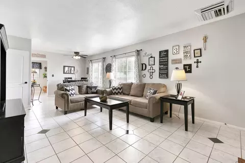 1327 Jackman St W, Lancaster, CA 93534 photo 4