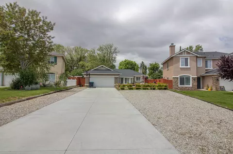 829 Green St S, Tehachapi, CA 93561 photo 2
