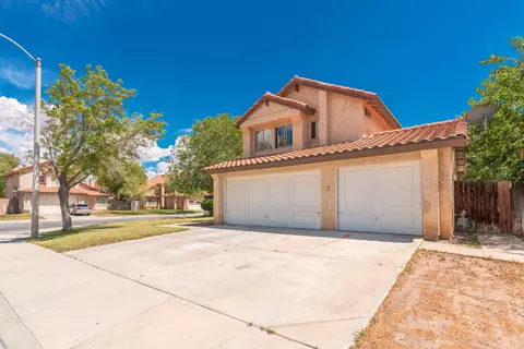 656 Beverly Ct, Lancaster, CA 93535 photo 2
