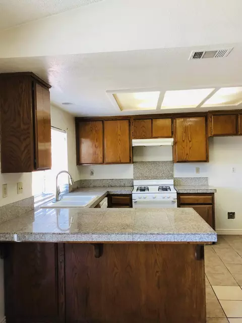2829 La Vida Dr, Lancaster, CA 93535 photo 2