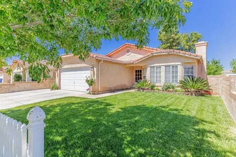 43931 Silver Bow Rd, Lancaster, CA 93535 photo 2