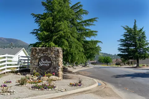 18340 Bowie St, Tehachapi, CA 93561 photo 2