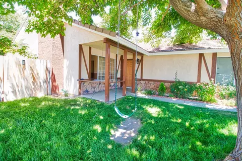 2849 La Vida Dr, Lancaster, CA 93535 photo 2