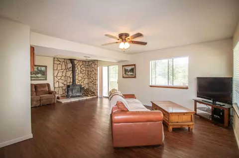 22511 Zurich Dr, Tehachapi, CA 93561 photo 5