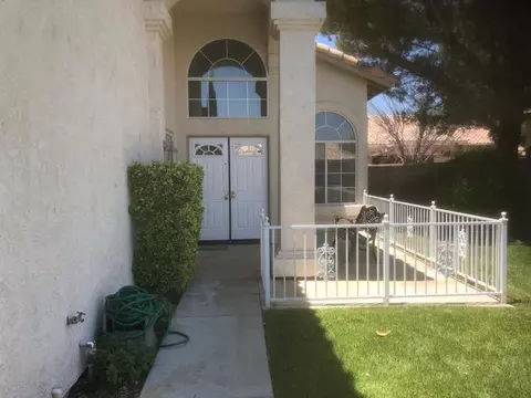 44533 Shadowcrest Dr, Lancaster, CA 93536 photo 3