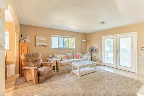 907 Oakwood St, Tehachapi, CA 93561 photo 3