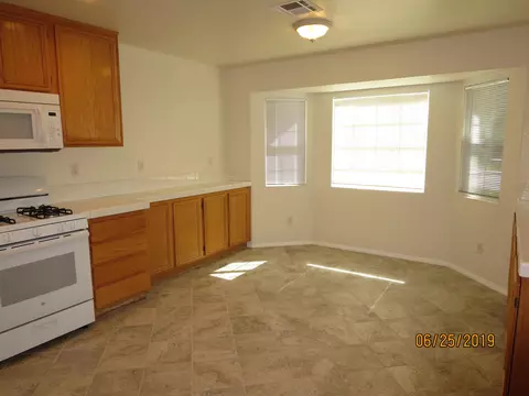 44822 Fenhold St, Lancaster, CA 93535 photo 4