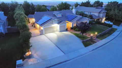 42185 Round Hill Dr, Lancaster, CA 93536 photo 2