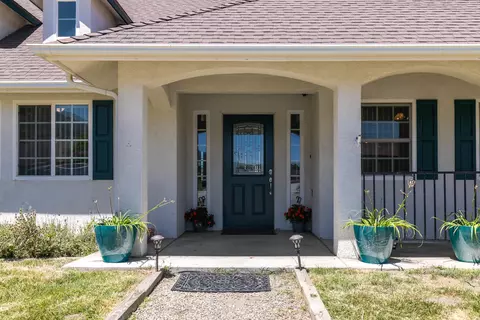 27641 Stallion Springs Dr, Tehachapi, CA 93561 photo 2