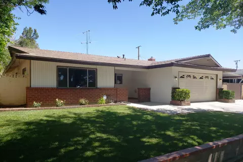 703 Oldfield St E, Lancaster, CA 93535 photo 2