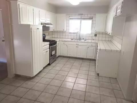 703 Oldfield St E, Lancaster, CA 93535 photo 4