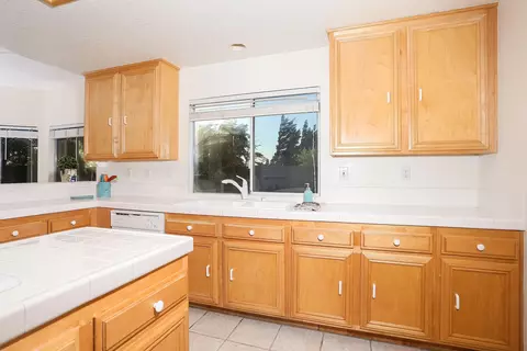 7357 Round Hill Dr, Lancaster, CA 93536 photo 8