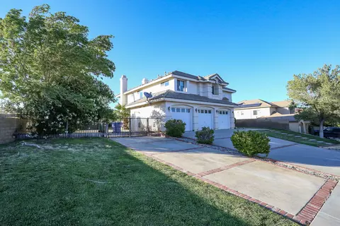 7357 Round Hill Dr, Lancaster, CA 93536 photo 2