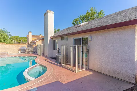 530 Ivyton St E, Lancaster, CA 93535 photo 4