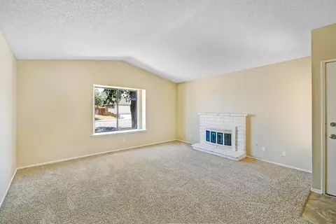 37427 37th St E, Palmdale, CA 93550 photo 2