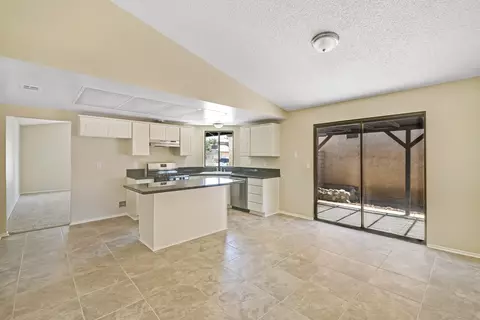 37427 37th St E, Palmdale, CA 93550 photo 4