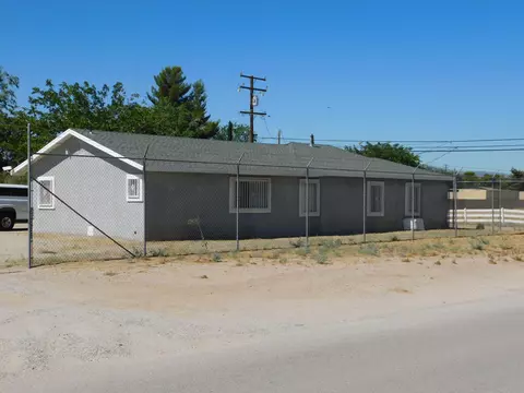 42556 8th St E, Lancaster, CA 93535 photo 2