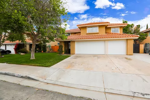 649 Esther Dr, Lancaster, CA 93535 photo 2