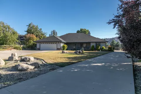 18121 Flare Dr, Tehachapi, CA 93561 photo 1