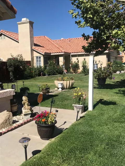 1833 Newgrove St E, Lancaster, CA 93535 photo 2