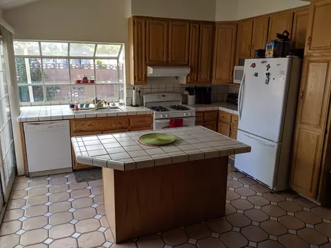 669 Eston Pl, Lancaster, CA 93535 photo 2