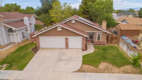 45901 Suffolk Dr, Lancaster, CA 93535 photo 2