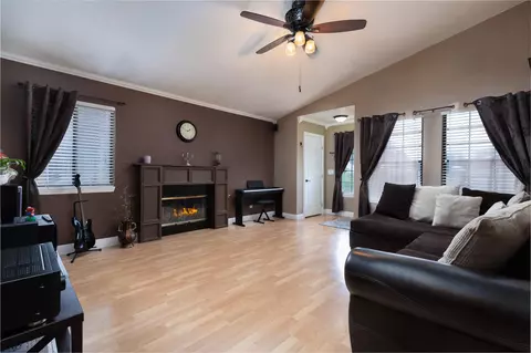45901 Suffolk Dr, Lancaster, CA 93535 photo 4