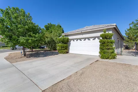 44027 Parkview Ln, Lancaster, CA 93535 photo 2