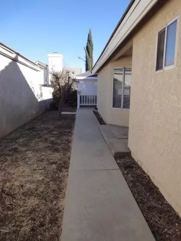 2043 Chatham Dr, Palmdale, CA 93550 photo 3